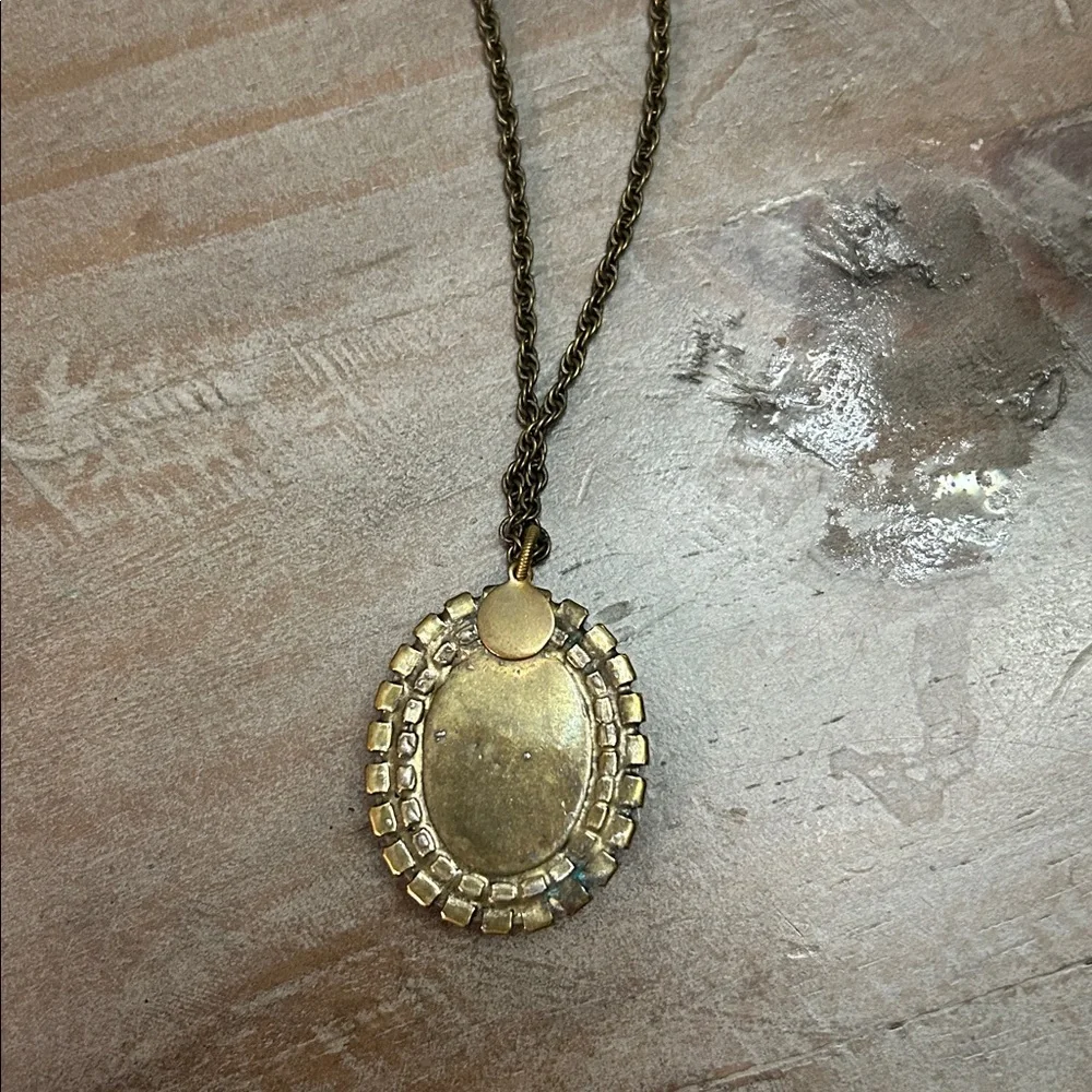 Elegant Turquoise Pendant Necklace with Gold Detailing - Picture 7 of 11